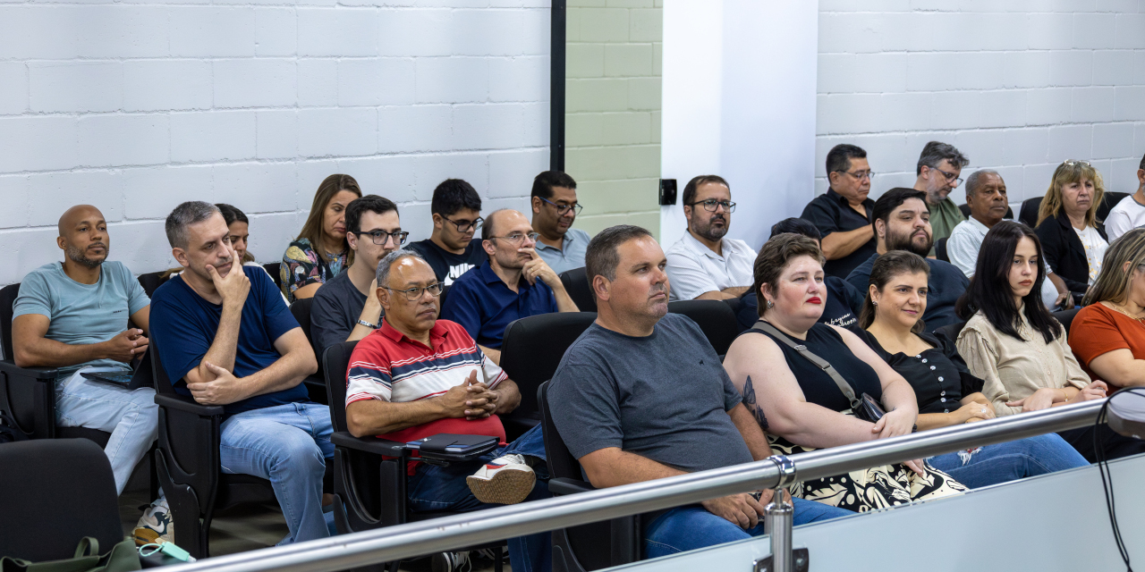 Com o apoio da Fábrica de Inovação, a primeira aula abordou “Capacitação: Desvendando as Ferramentas de Inteligência Artificial”