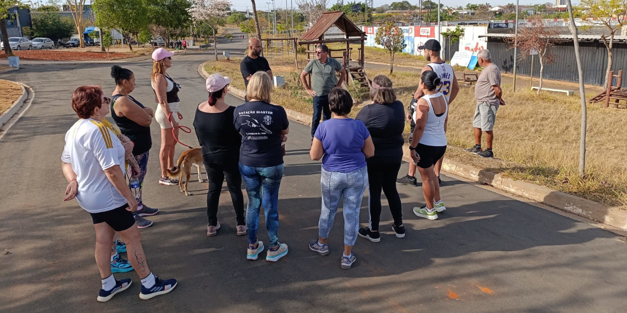 Helder do Táxi se reúne com moradores para ouvir demandas sobre o parque Limeirão
