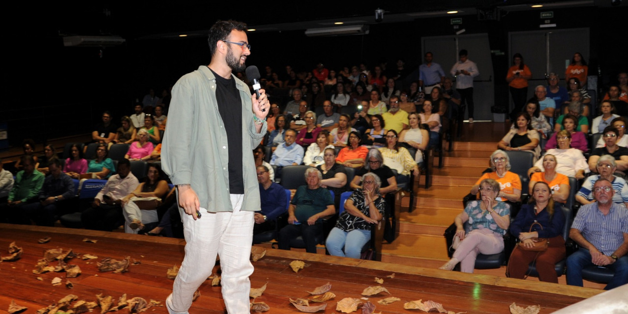 Estudantes, profissionais, familiares, cuidadores, representantes de grupos de terceira idade e autoridades prestigiaram o evento