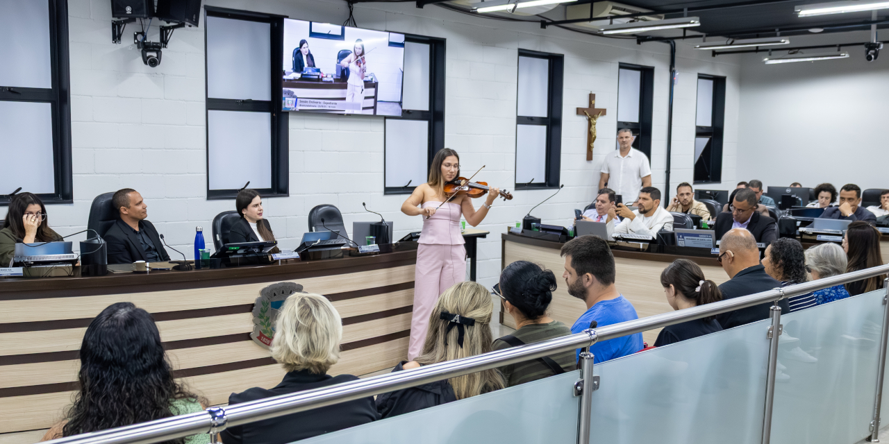 Violinista limeirense Patrícia Franco se apresenta durante sessão