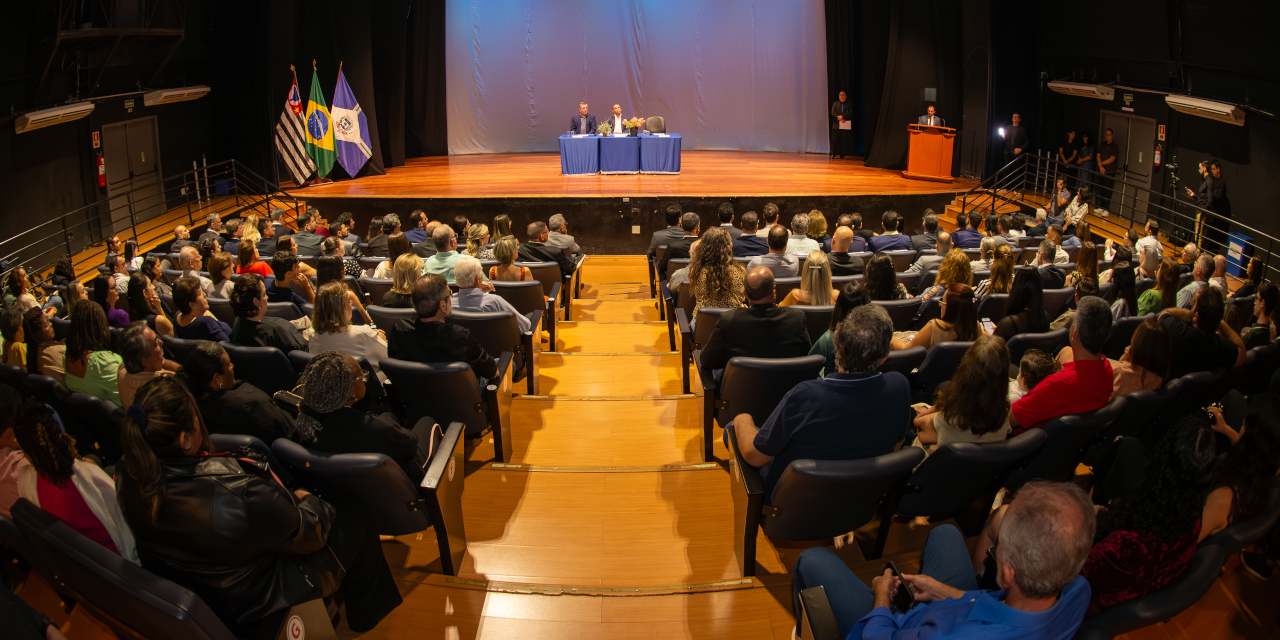 Todos os convidados presentes para a solenidade