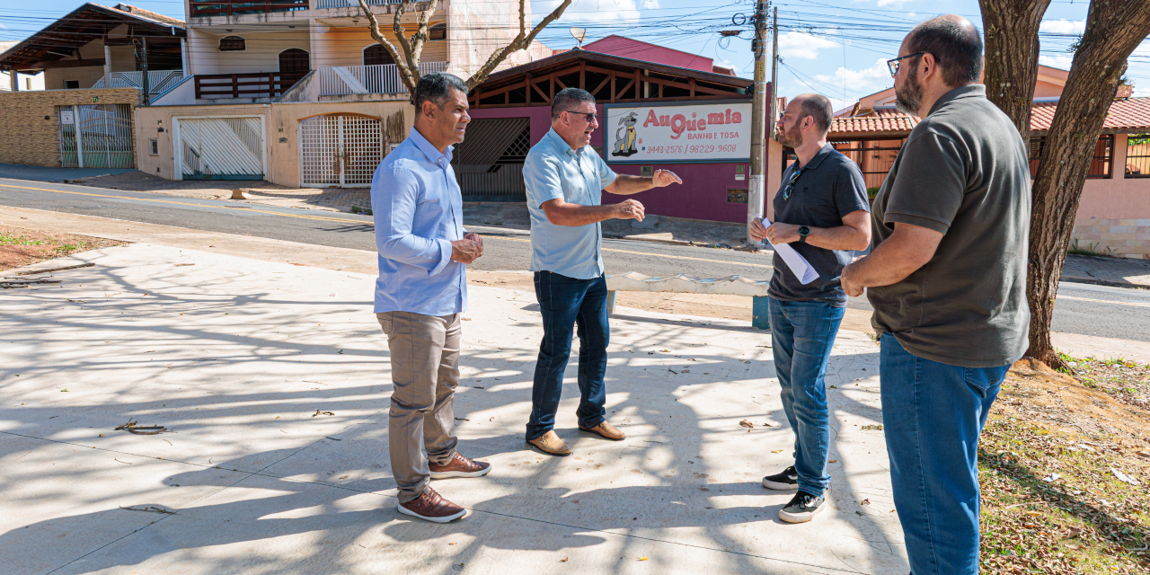 Comissão de Obras da Câmara vistoria áreas onde seriam instalados parquinhos