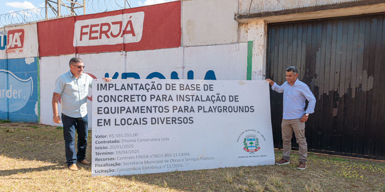 Parlamentares com placa de sinalização das obras