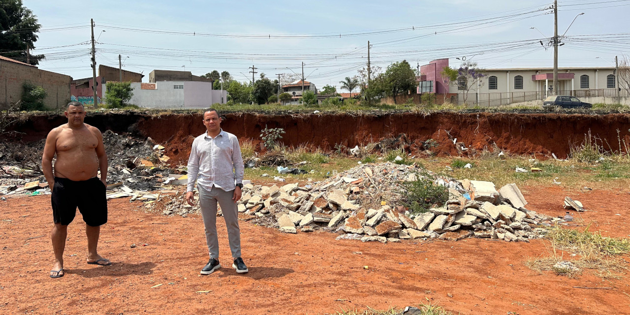 Everton Ferreira fiscaliza terreno no Geada após denúncias de descarte irregular de lixo e entulho