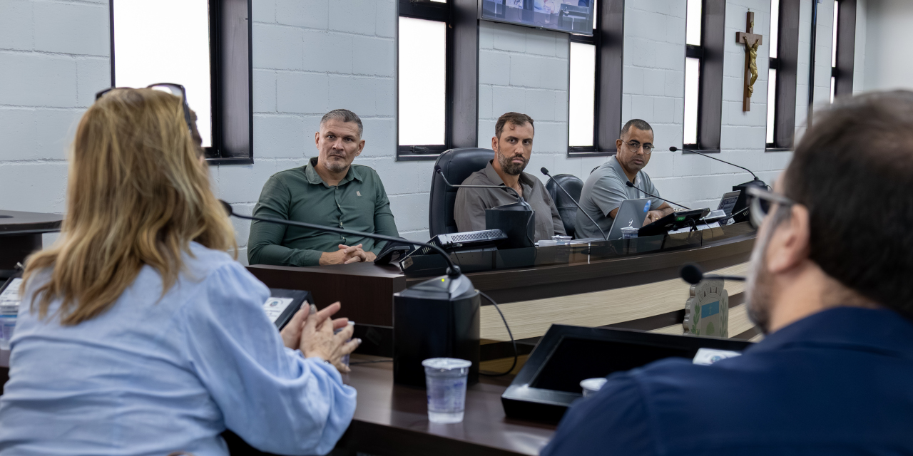 Vereadores em diálogo com representantes da Prefeitura