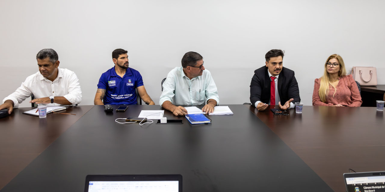 Comissão de Obras ao lado dos representantes de compradores do loteamento Novos Bandeirantes