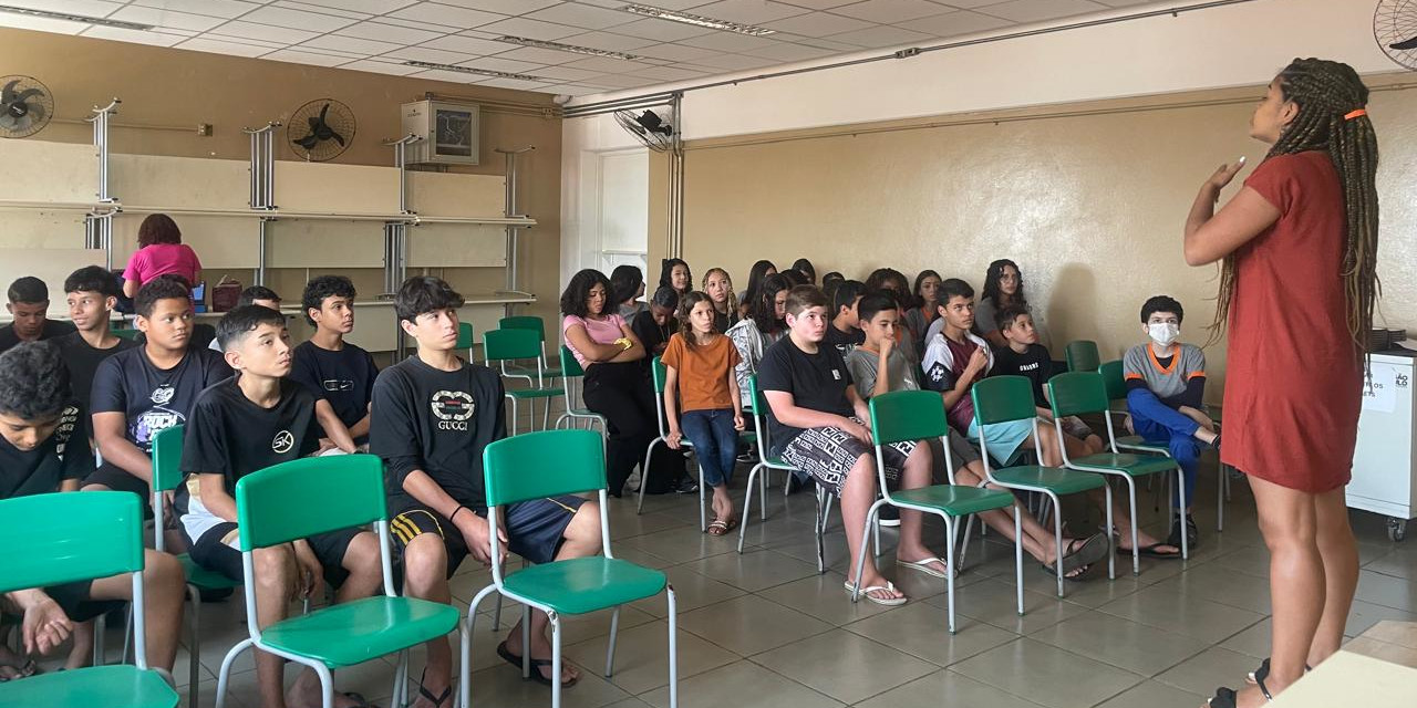 Escola Legislativa realiza palestras e ações educativas com a cartilha “Amizade Não Tem Cor”