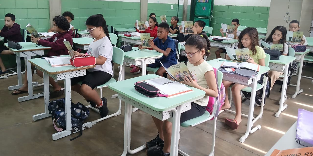 A proposta incluiu leitura orientada, digitação e conversa dirigida com os estudantes.
