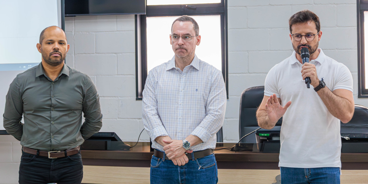 A apresentação foi conduzida por Alexandre Ferrari, secretário interino de saúde, Roger Willians, secretário de Tecnologia e Eficiência, e por Marcelo Santos, técnico da empresa Maestro Sistemas