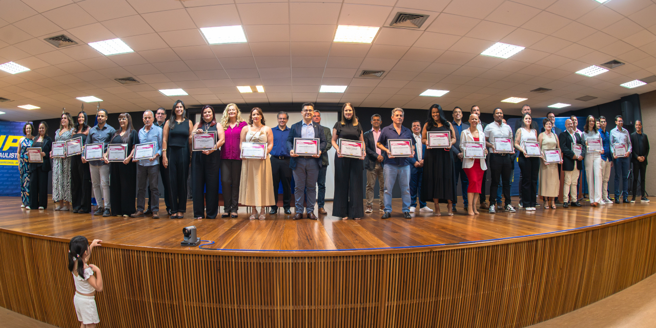 Diploma Edineia Messias Sinico “Néia”:  Câmara homenageia 21 profissionais de estética e beleza