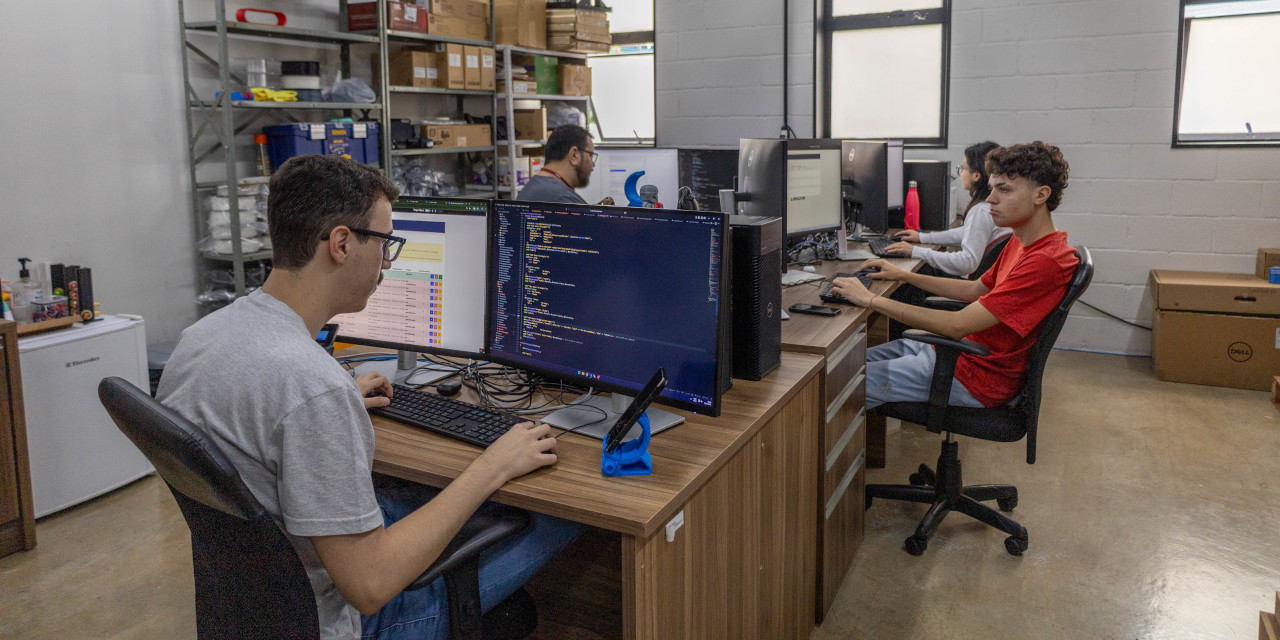 Estagiários do Departamento de Tecnologia da Informação auxiliam atendimento dos usuários da Câmara