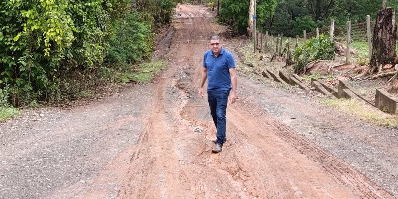 Período de chuvas: Helder do Táxi vistoria estradas e orienta moradores da zona rural