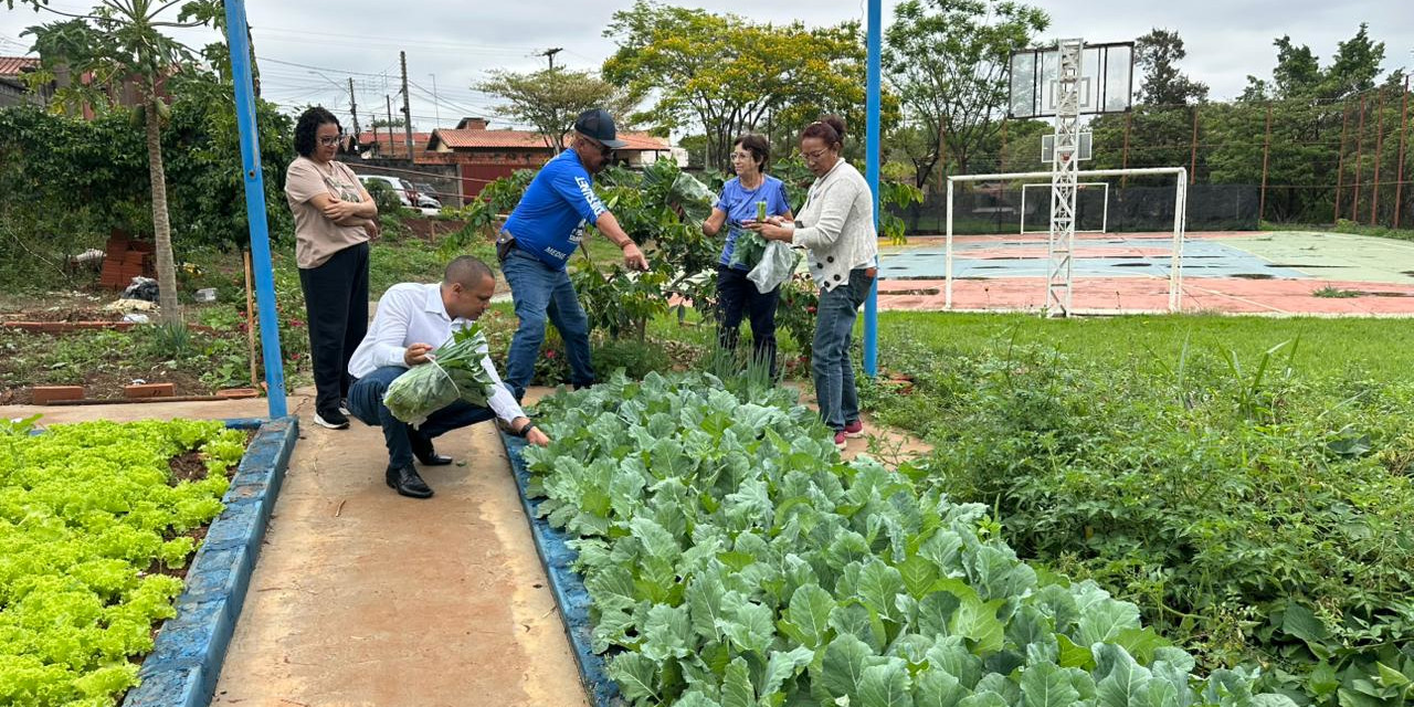 Everton Ferreira visita horta pedagógica da Emeief Cassiana Maria Soares Lenci e destaca trabalho de sustentabilidade com crianças