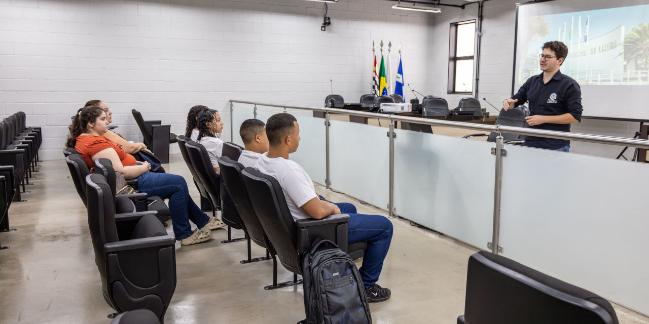 Alunos do Gavia fazem visita guiada na Câmara Municipal 