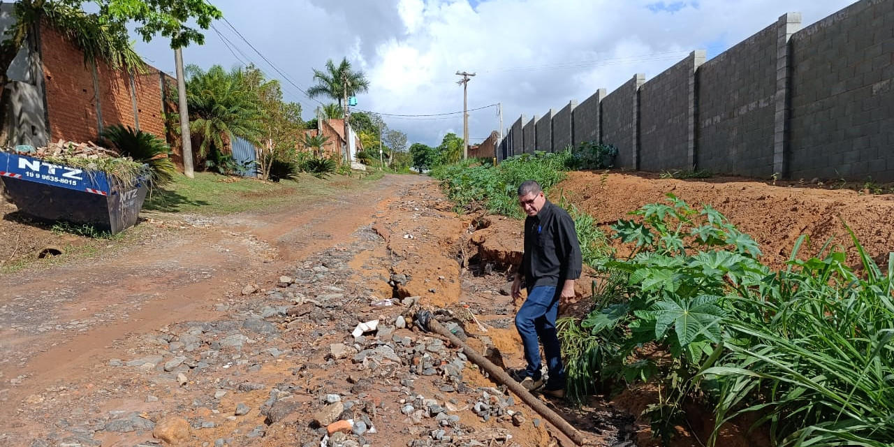 Helder do Táxi identifica descarte irregular de lixo em estrada rural