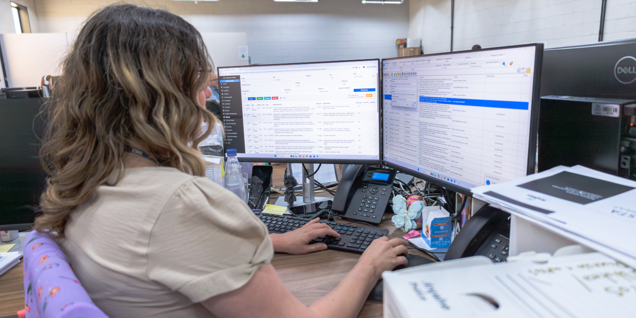 Sob a supervisão de Camila Locale, estagiária atua nos serviços de digitalização e transcrição de livros antigos