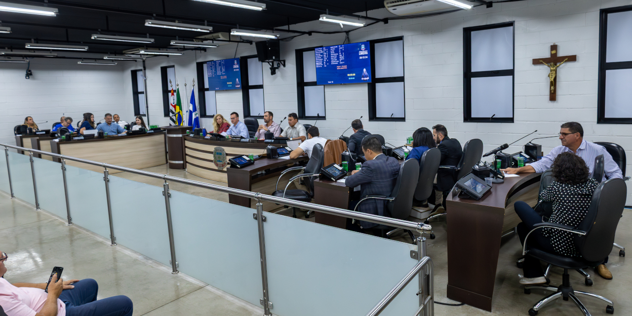 Oito projetos são aprovados na sessão da Câmara; vereadores também discutem 14 requerimentos