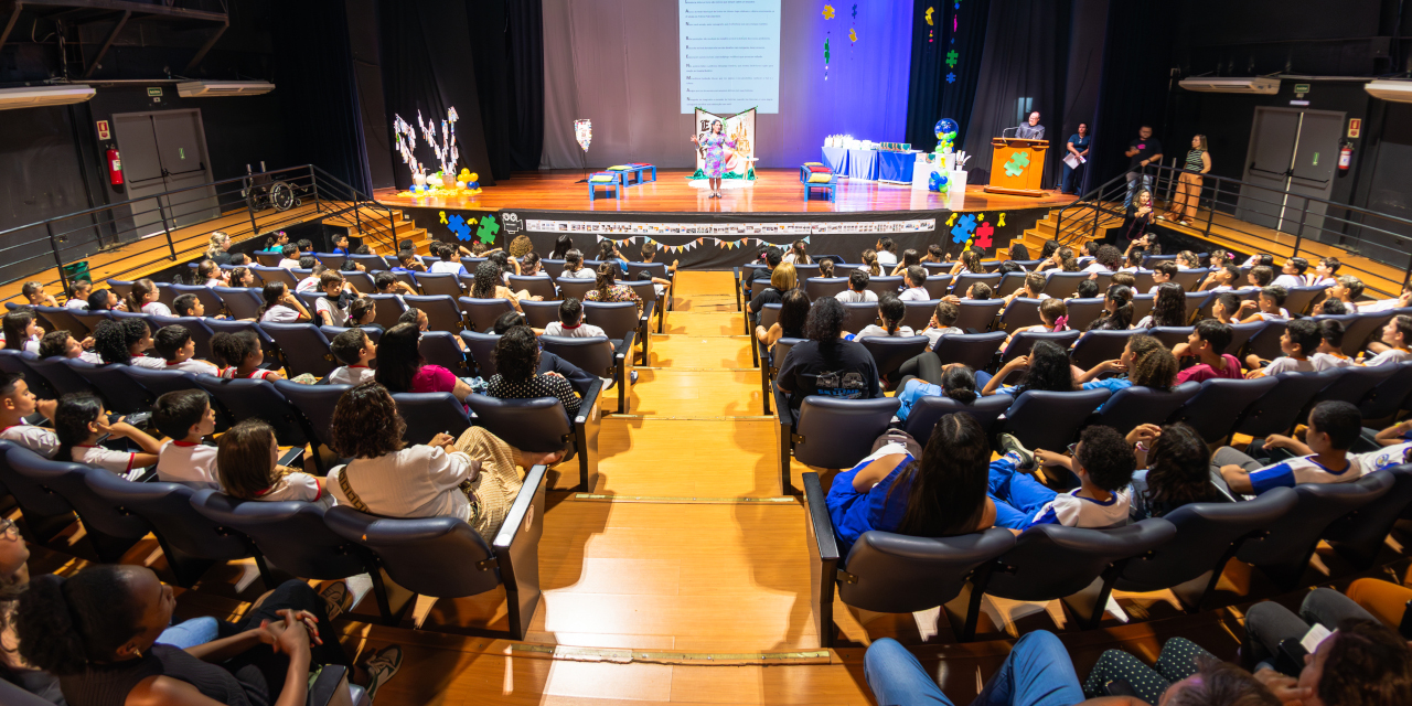 Evento reconheceu desempenho de estudantes do 3º ao 5º ano e contou com a presença de escritores e educadores