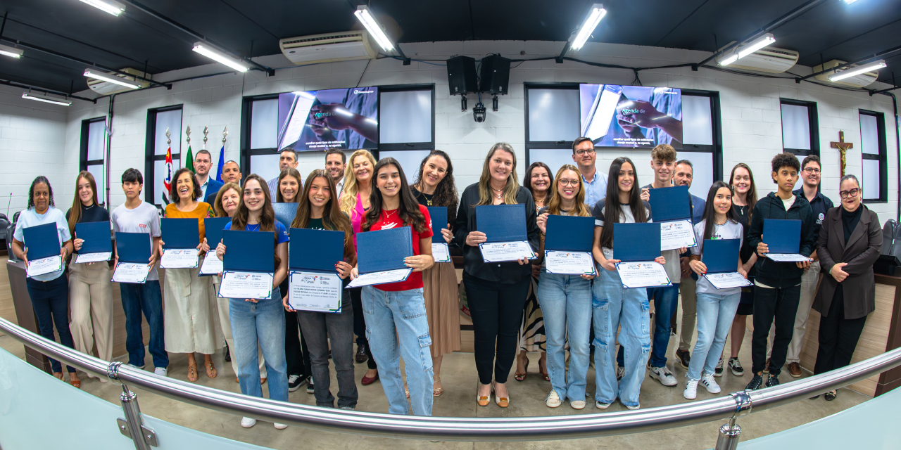 Vencedores do Concurso de Redação Vinícius de Moraes são premiados na Câmara