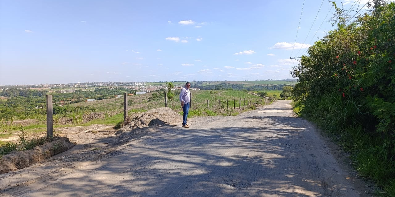 Helder do Táxi vistoria manutenção em estrada no Bairro Tatu