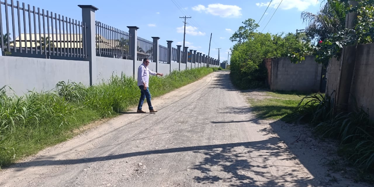 O vereador Helder do Táxi (PSD) esteve nesta quarta-feira, 26 de novembro, na estrada municipal Natalino Spagnol (LIM-379) no Bairro Tatu