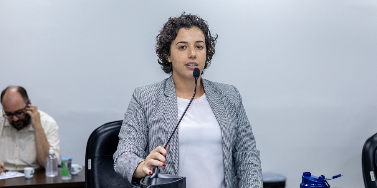 Mariana Calsa protocola moção de apelo à Secretaria Estadual de Educação