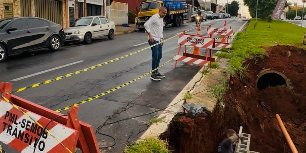 Everton Ferreira acompanha fechamento de cratera na Av. João Amaral Gama