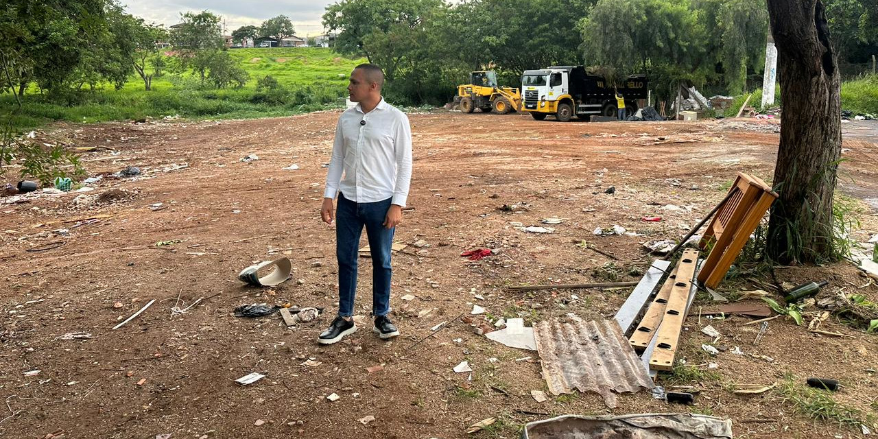 Everton Ferreira acompanha limpeza em área ao lado do ecoponto do Nossa Senhora das Dores