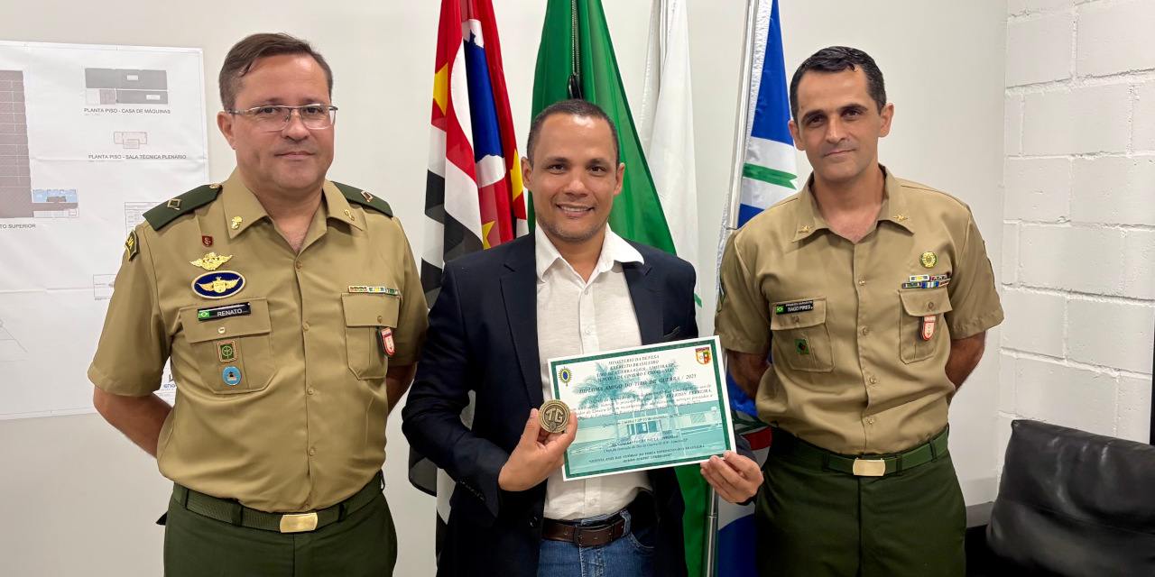 Presidente da Câmara Municipal recebe medalha e diploma de reconhecimento do Tiro de Guerra
