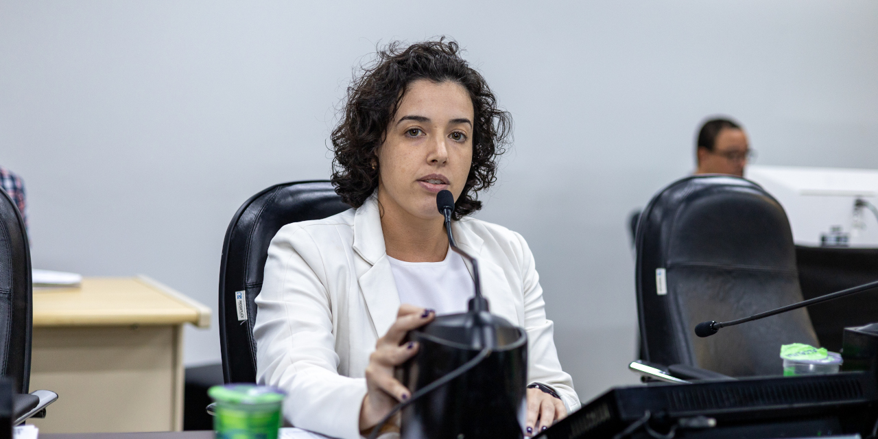 Mariana Calsa acompanha limpeza de escola Tenente Aviador Ary Gomes Castro