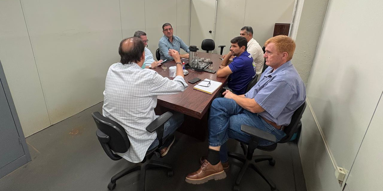 Vereadores da Comissão de Obras discutem melhorias para zona rural e estradas com secretários municipais