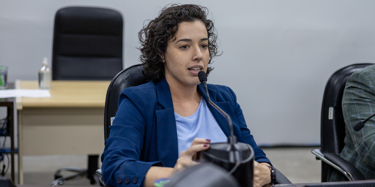Vereadora Mariana Calsa solicita reajuste no piso do magistério à Prefeitura