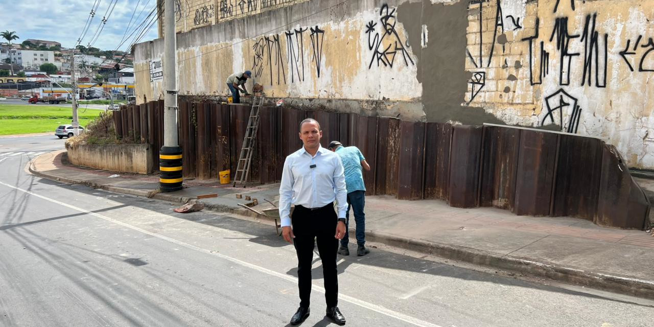 Everton Ferreira acompanha início dos reparos em muro que mantém alça do viaduto Barroca Funda interditada