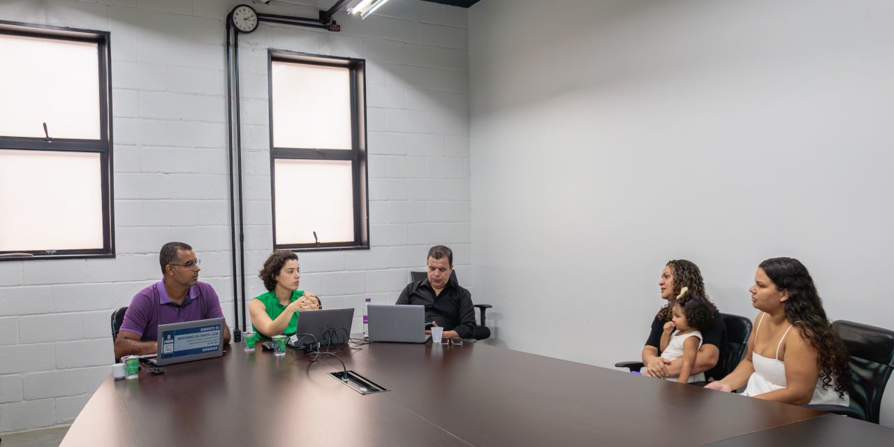Professores do processo seletivo e mães de alunos do Pires de Baixo participam da reunião
