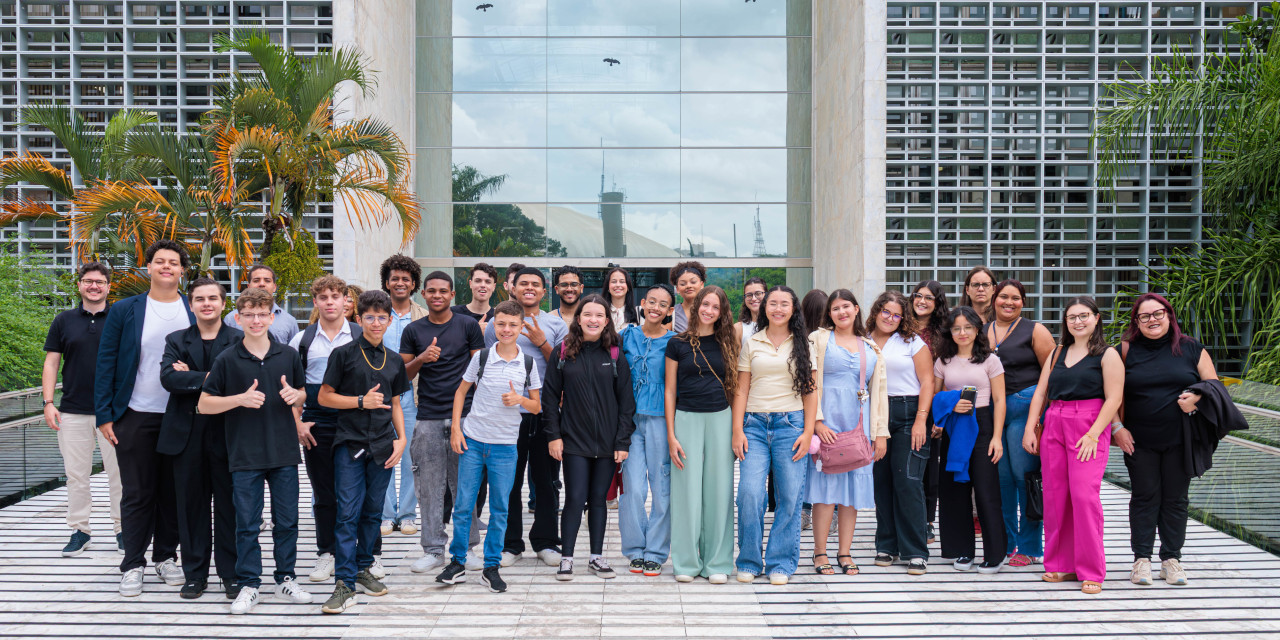Vereadores Juniores e estagiários da Câmara de Limeira visitam a Assembleia Legislativa de São Paulo