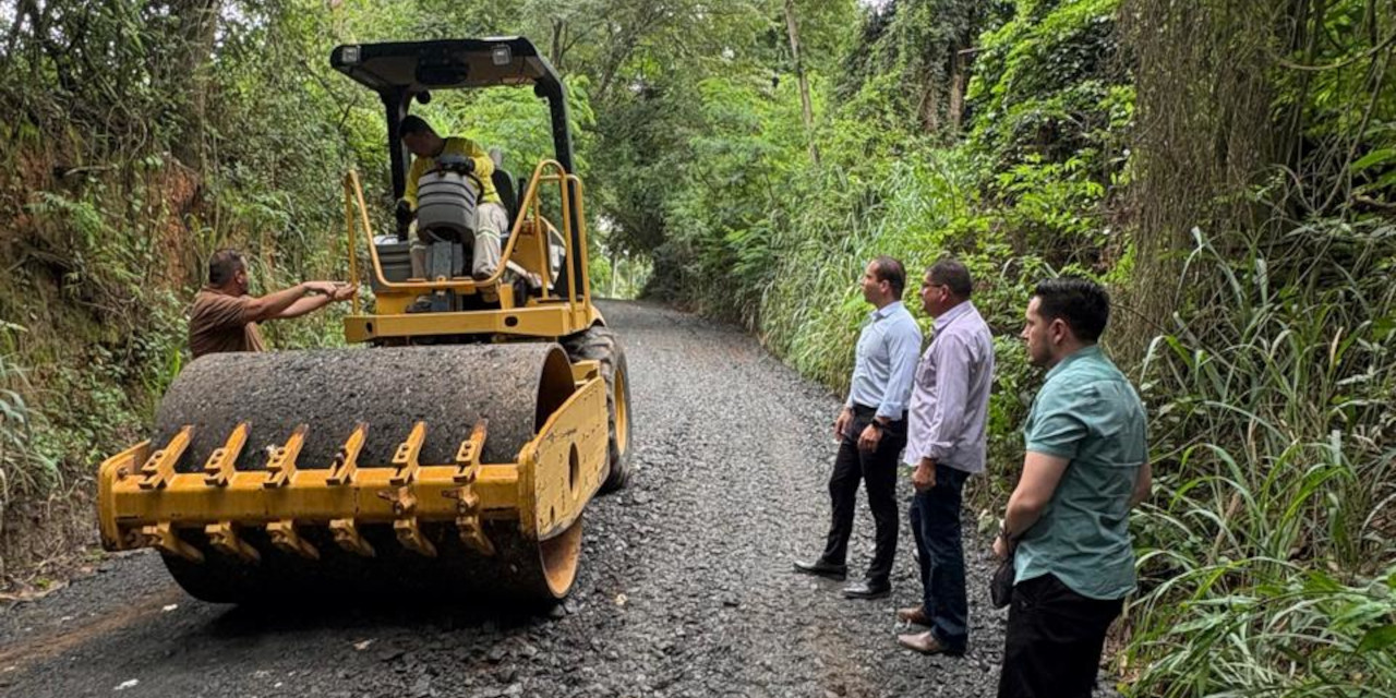 Helder do Táxi acompanha recuperação de estrada na área rural