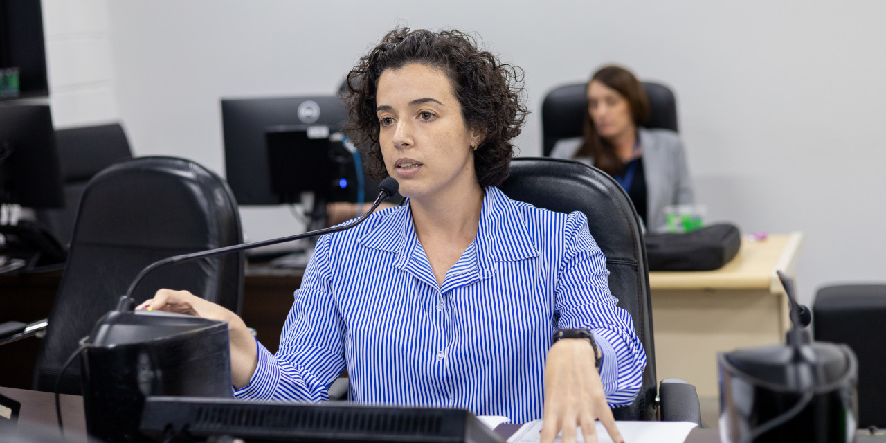 Mariana Calsa protocola indicação para implementação de lei de criação de grupos reflexivos