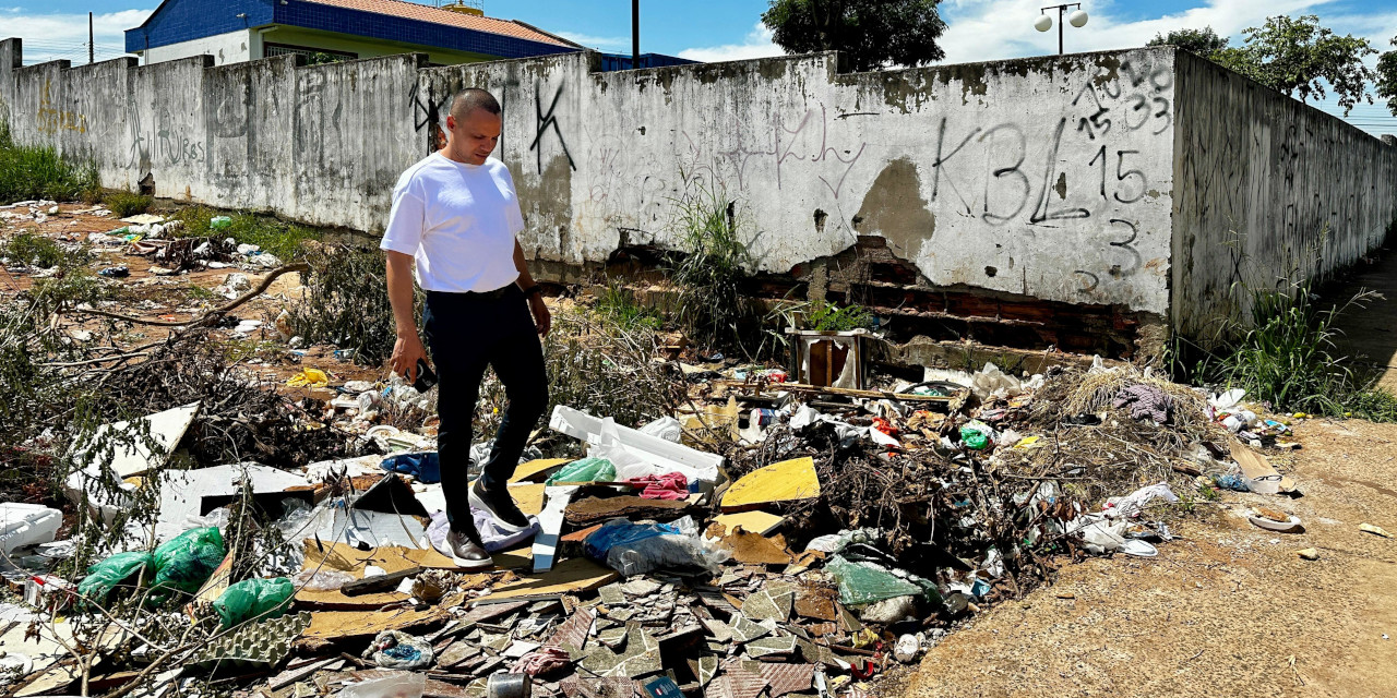 Everton Ferreira verifica descarte irregular de lixo ao lado do CI Vereador Waldimir Jorge Schinor e solicita providências