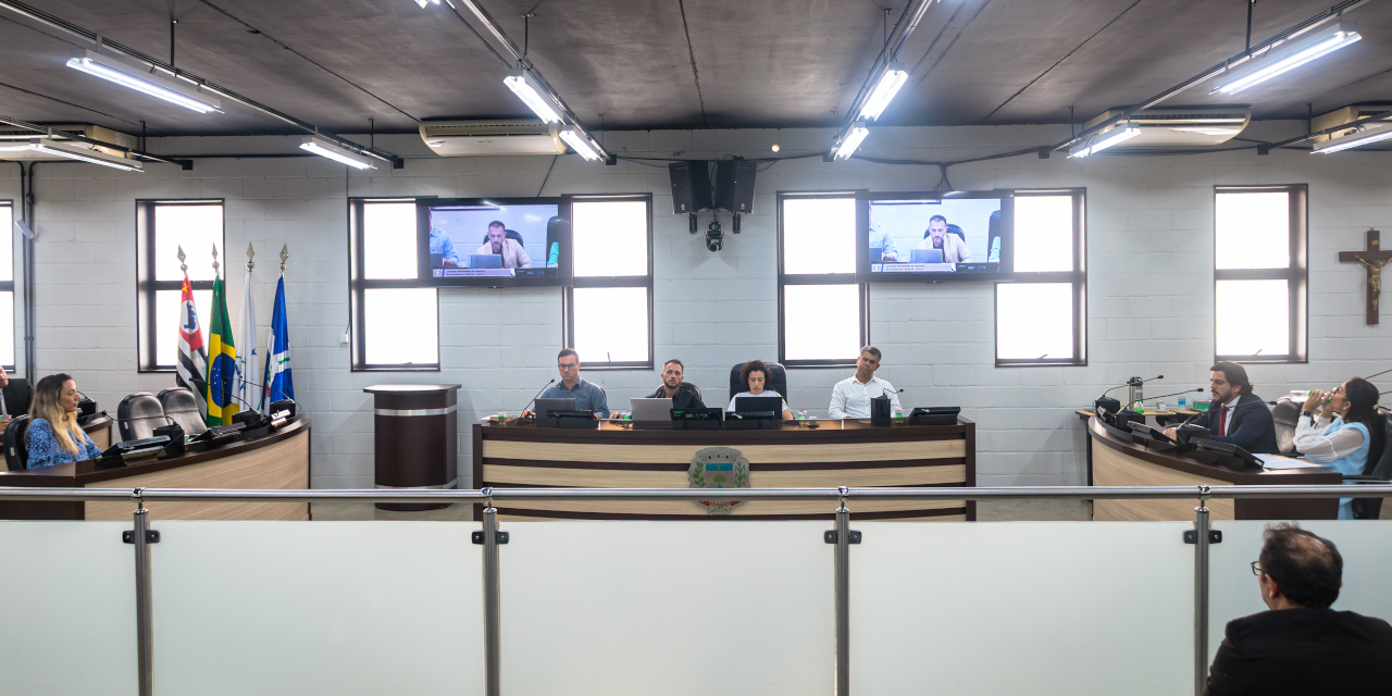 Em acareação, testemunha afirma que depoimento divergente foi causado por lapso de memória