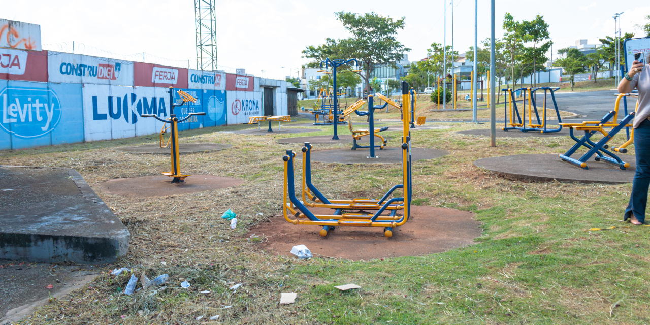 Parlamentares acompanham serviço de roçagem e questionam limpeza de lixeiras