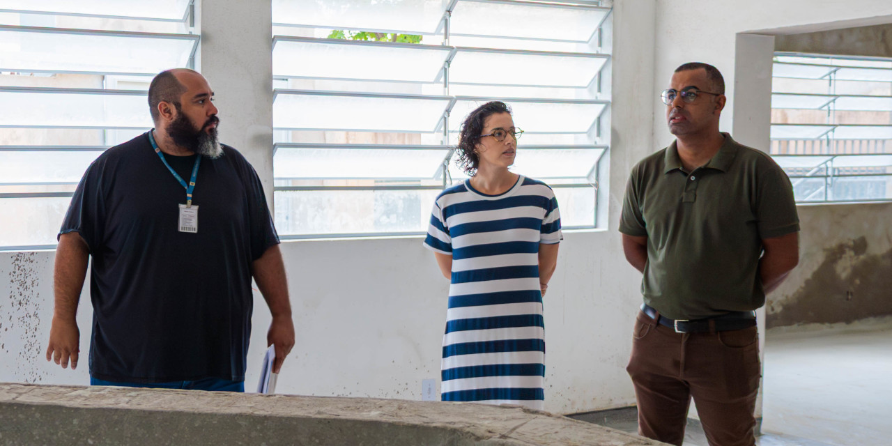 Acompanhados pelo fiscal da obra, Vinícius Cominato que detalhou o cronograma até a liberação da escola