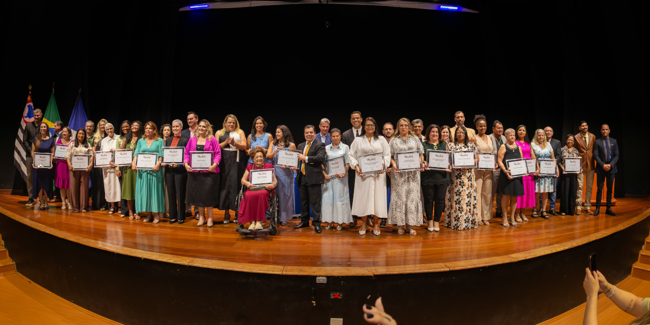 Câmara concede diplomas de reconhecimento ao Dia da Mulher