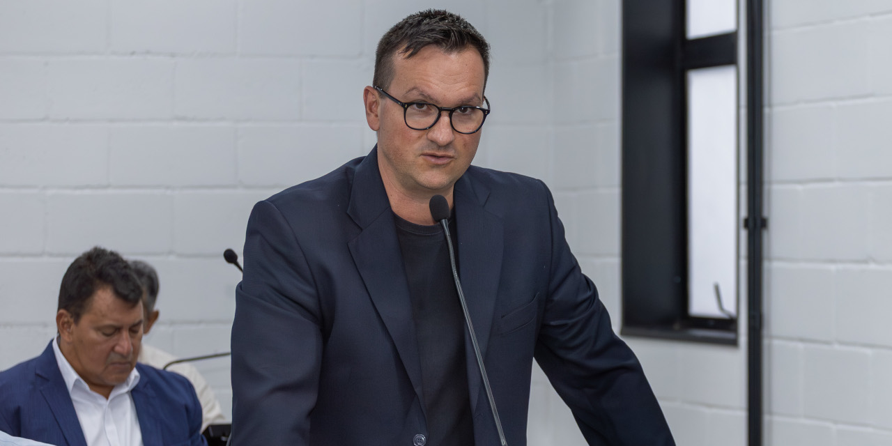 Projeto que visa erradicar planta exótica e substituir por espécies nativas é aprovado na Câmara