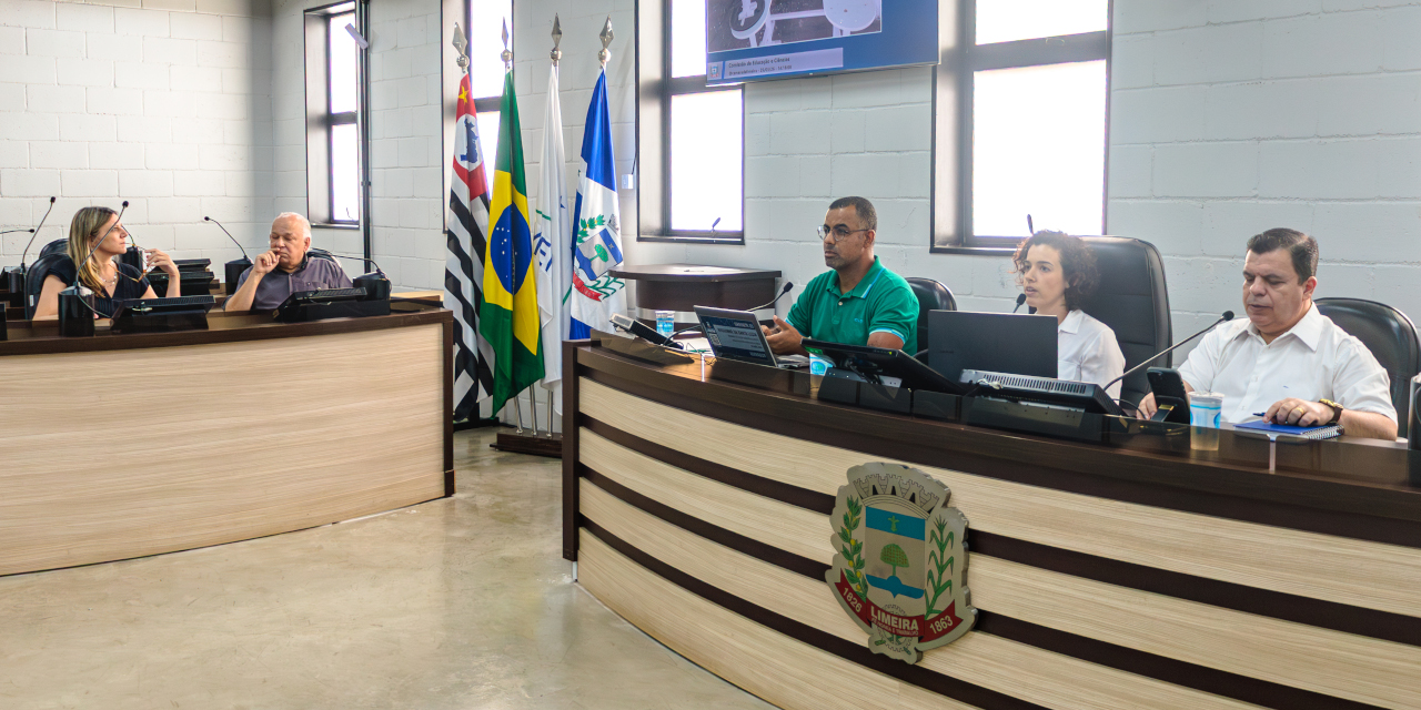 Secretário presta contas sobre ações da rede municipal de ensino à Comissão de Educação e Ciências