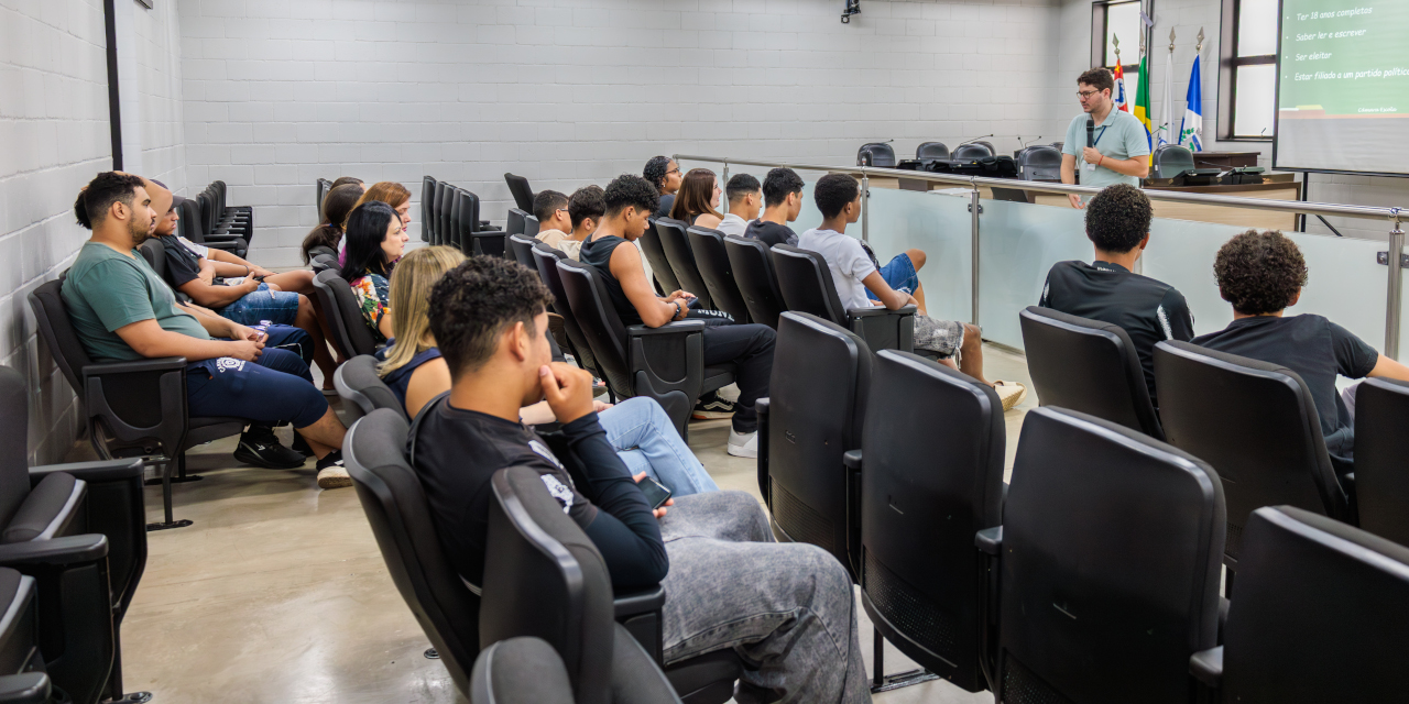 Alunos do Senac realizam visita guiada à Câmara Municipal