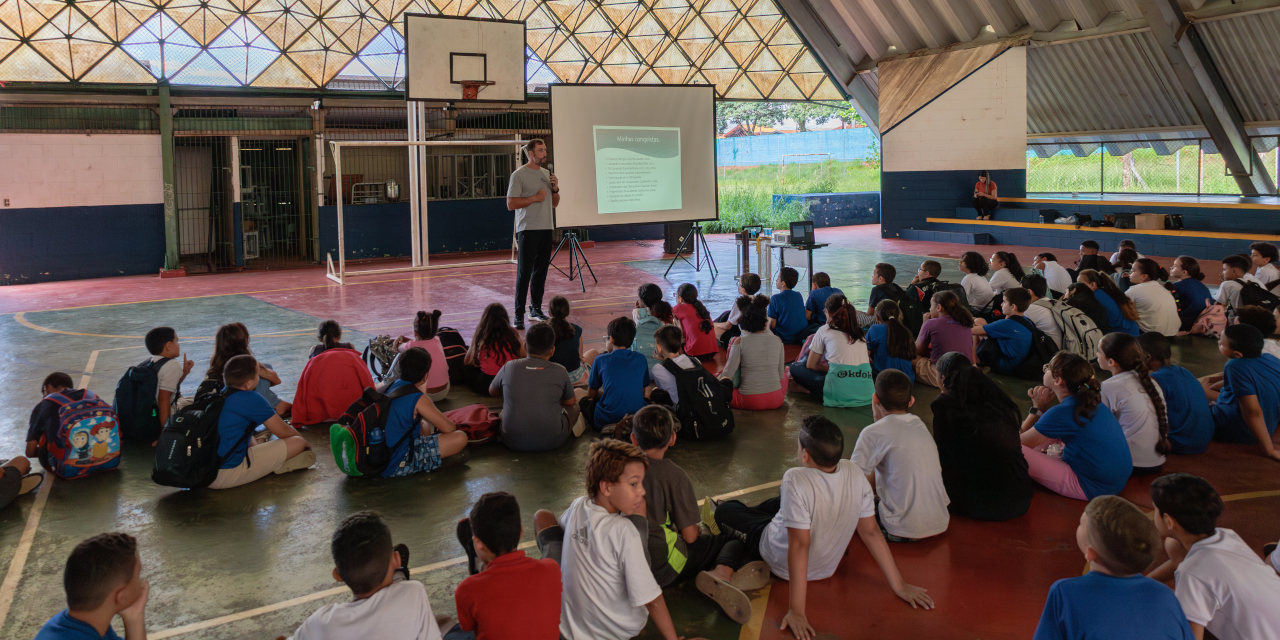 Escola Dona Marizinha recebe palestra da campanha “Mais que um jogo”