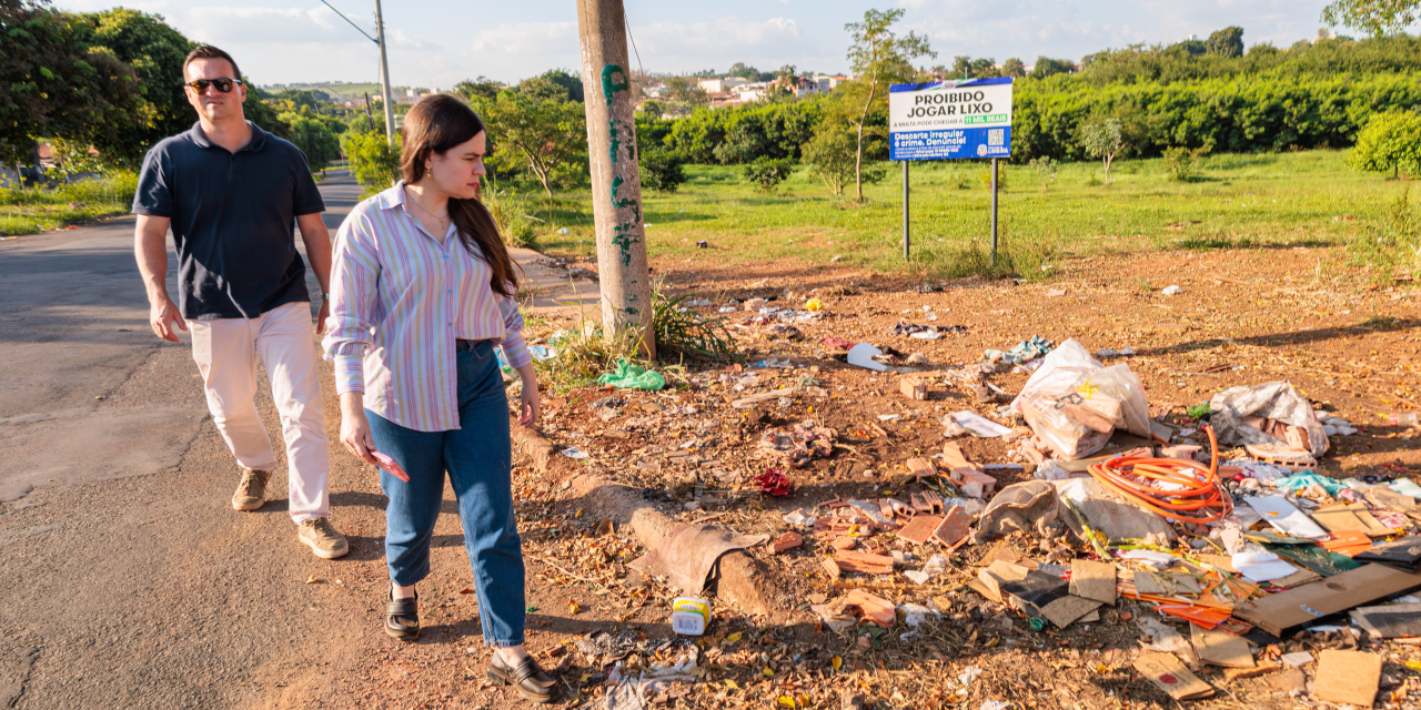 Áreas verdes próximas à rua Nélia Foster Pezzoto, no  Parque Abílio Pedro