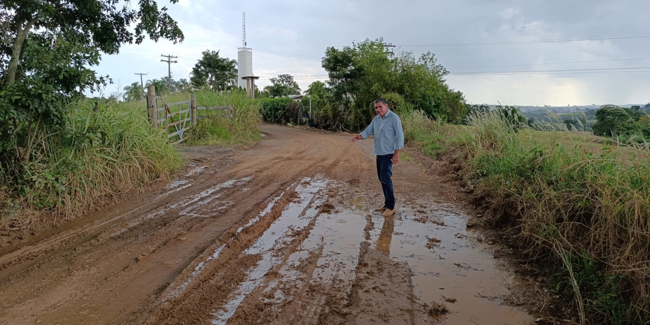 Helder do Táxi realiza vistoria em estradas rurais e cobra manutenção