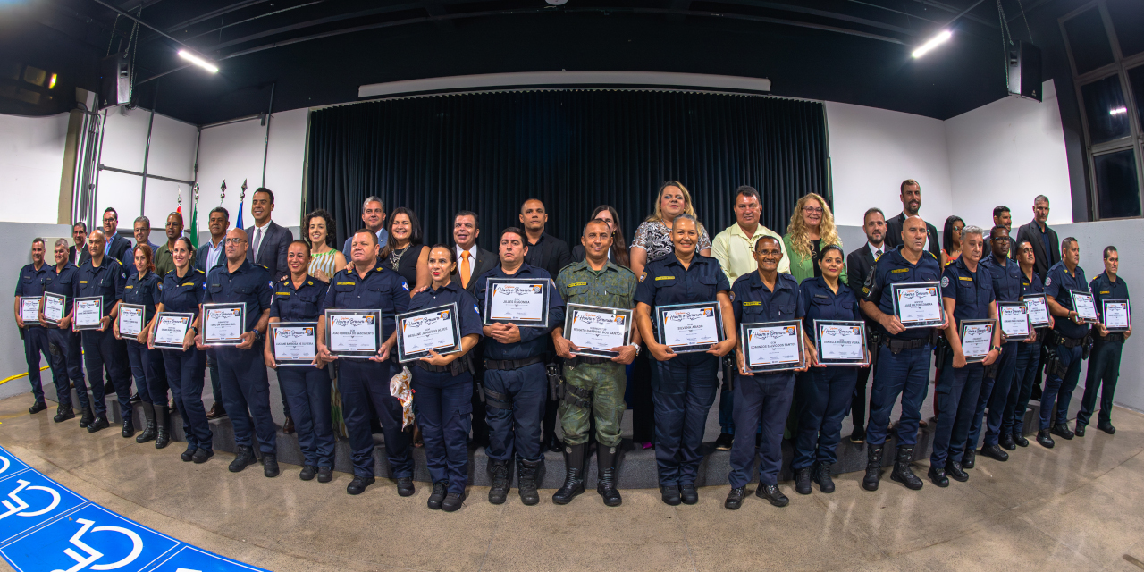 Câmara homenageia guardas civis municipais com diploma “Honra e Bravura”