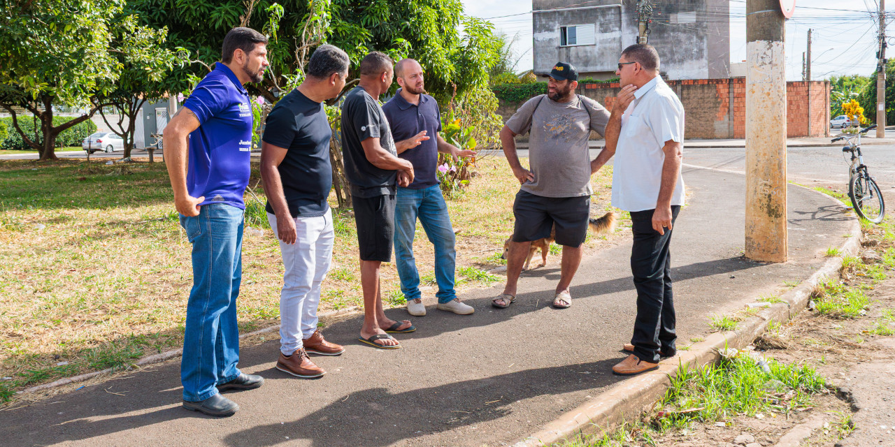 Jardim Flamboyant - Falta de escoamento da água pluvial faz com que haja empoçamento, o que gera transtornos em épocas de chuva